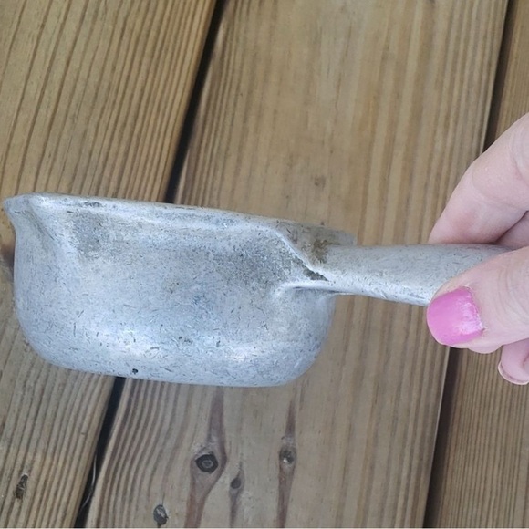 Vintage rustic pewter butter melting pot - Picture 2 of 9